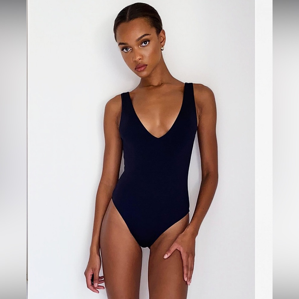 Babaton Contour V-neck Bodysuit